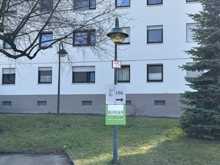 Neues Hinweisschild für das Bürgerforum Buchhalde Dettingen